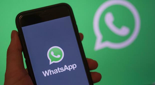 Il Mondo per due ore senza Whatsapp riscopre gli sms