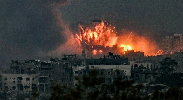Guerra Israele, «Attacco su larga scala» su obiettivi Hamas a Gaza. Appello all'Egitto per l'apertura del valico di Rafah