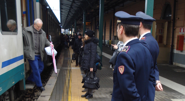 Controlli della polizia ferroviaria nelle stazioni dei treni di Gorizia e Udine