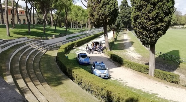 L'intervento della polizia a Villa Borghese per bloccare l'uomo nudo