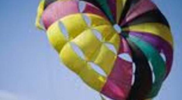 Bologna, precipita con il paracadute: ricoverato in gravissime condizioni