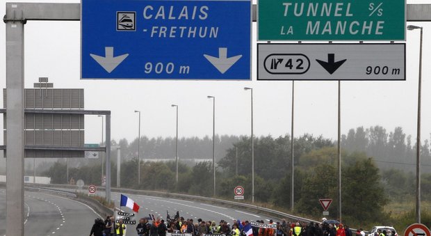 Londra, 50 milioni di euro alla Francia perché filtri i migranti a Calais. Anche dopo la Brexit