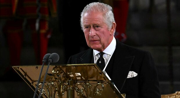 Re Carlo oggi compie 74 anni, ma le celebrità sempre pronte a far gli auguri alla regina Elisabetta, lo snobbano