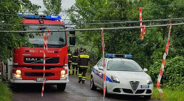 Sant'Elia Fiumerapido, maltempo abbatte pali telefoni: strada per Cassino bloccata