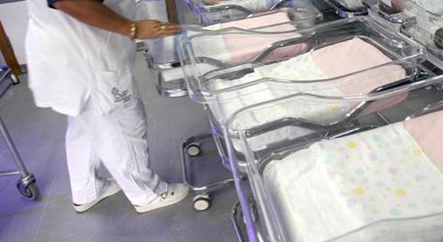 Partorisce due gemelli un mese dopo aver dato alla luce un altro figlio: la scoperta incredibile dei medici