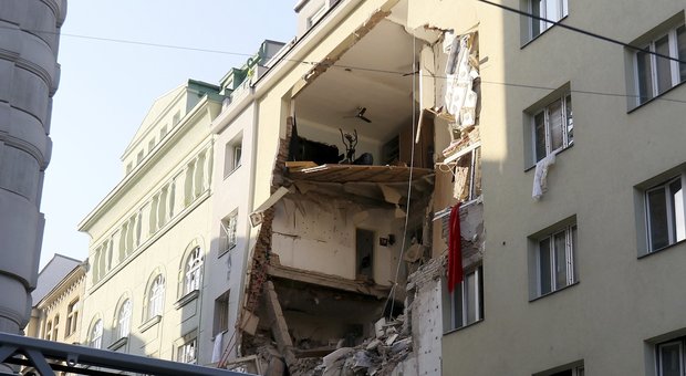 Esplosione a Vienna, crolla una palazzina: 14 feriti, 2 gravi