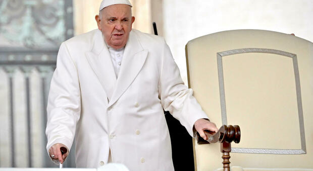 Papa Francesco varca l'undicesimo anno di pontificato, i guai non gli mancano ma all'udienza parla di virtù: «Significa fare del bene»