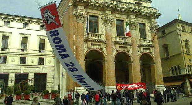 Lo striscione srotolato in piazza dei Signori a Vicenza dai delegati della Fiom Cgil