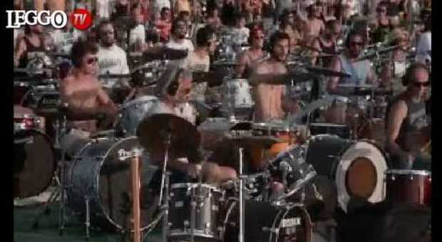 Mille musicisti suonano i Foo Fighters ​e convincono la band a suonare a Cesena