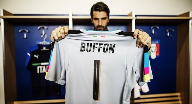 Il portiere della Nazionale Buffon con la nuova maglietta degli Europei 2016