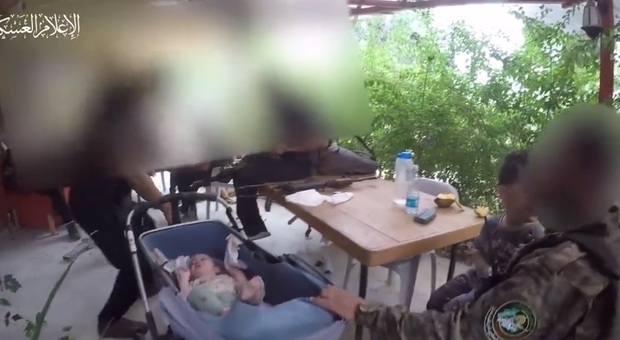 Hamas, i bambini rapiti cullati dai miliziani coi fucili: il neonato in carrozzina, il grande in pigiama col terrore negli occhi