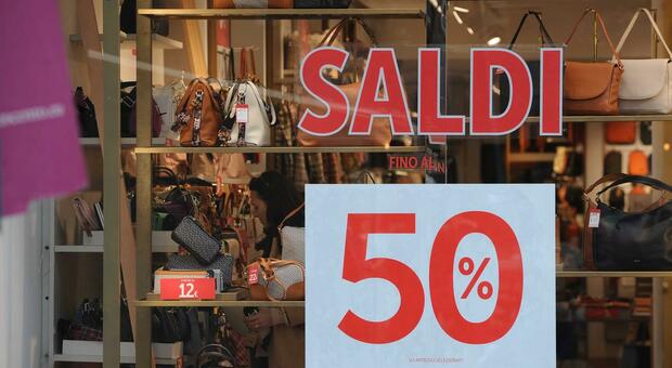 Pescara saldi invernali shopping negozi 5 gennaio 2023