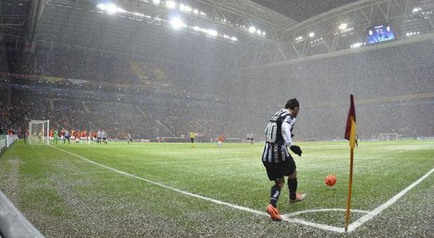 Galatasaray-Juventus, sospesa per neve: in campo dalle 14