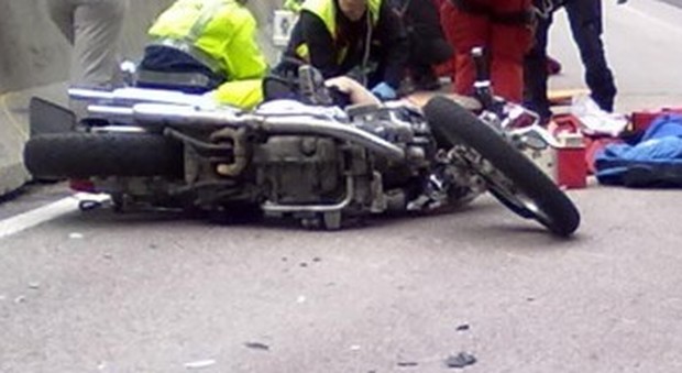 Schianto contro la ruspa in manovra, motociclista morto sul colpo