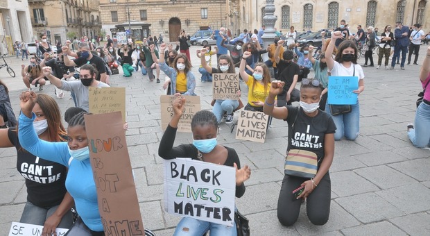 Black lives matter, in centinaia in piazza Sant'Oronzo contro il razzismo