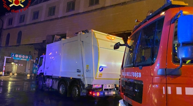 Trieste, uomo trovato nel camion dei rifiuti prima della compattazione: salvato