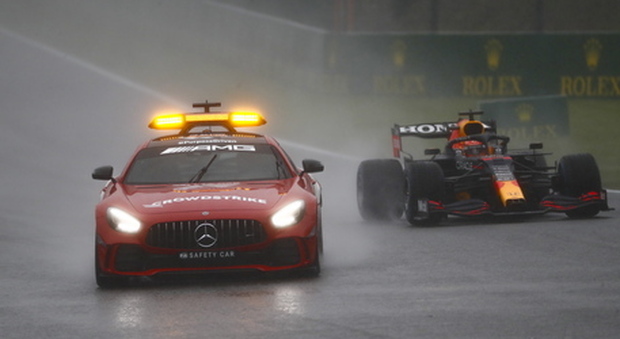 Formula 1, le pagelle del GP del Belgio: dopo una gara di appena 10 minuti, successo di Verstappen tra le polemiche. I meccanici Red Bull vincitori morali