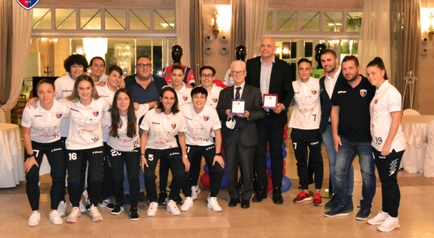 La Vis Fondi nella foto di Micaela Damiani con il sindaco Beniamino Maschietto e l'assessore allo Sport Fabrizio Macaro