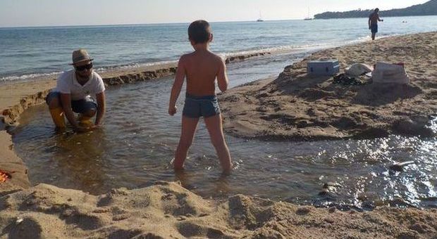 Goletta Verde boccia il mare della Campania: nella metà dei casi è «fortemente inquinato»