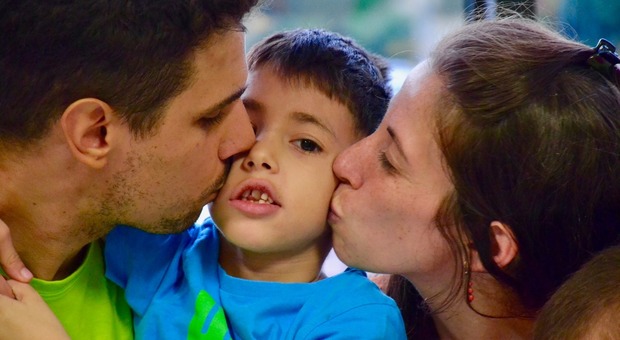 Addio al piccolo Matteo, ucciso da un raro tumore. I genitori: «Aiutate le famiglie come la nostra, sostenete la ricerca»