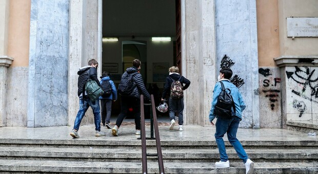 Campania zona gialla e scuole aperte: rientrano in classe gli studenti della maturità