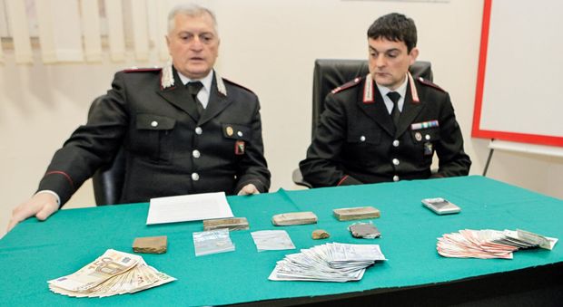 I carabinieri mostrano la droga e i soldi sequestrati alla ragazza diciottenne