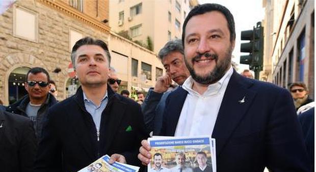 Genova, Lega Nord: «Schederemo gli immigrati che mendicano»