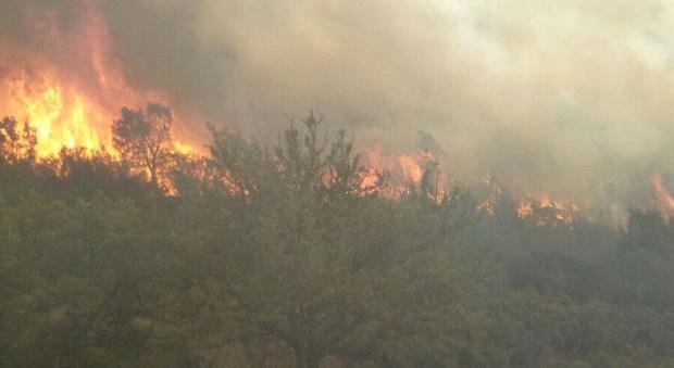 La Sicilia brucia ancora, fiamme nel centro di Sciacca: 40 famiglie evacuate