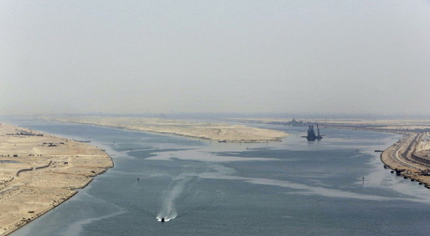 Egitto, il canale di Suez raddoppia: al-Sisi su yacht con capi di Stato