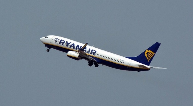 Rissa sul volo Ryanair per le Canarie, pilota costretto a dirottare l'aereo: 7 persone coinvolte, arrestato un passeggero