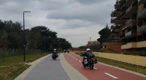 Roma, vigili in moto sulla pista ciclabile: bufera sui social