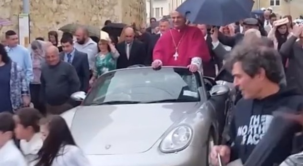 Arcivescovo sulla Porsche trainata da 50 bambini, bufera sulla processione