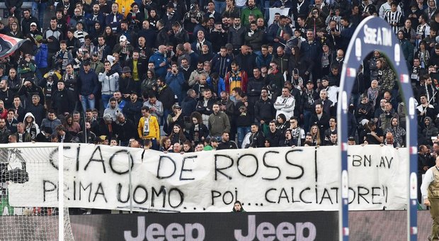 I tifosi della Juve omaggiano De Rossi: «Uomo, poi calciatore»