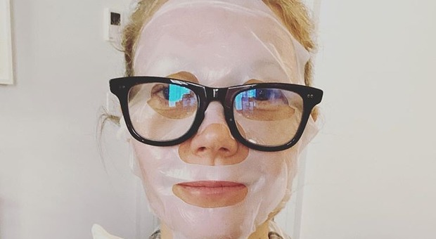 Ricrescita, pigiama e maschera per il viso: da Elena Santarelli a Gwyneth Paltrow, le vip in quarantena al naturale