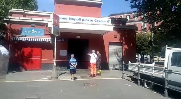 Stazione di piazza Cavour, fumo nero e paura a Napoli: gente in strada e pompieri sul posto