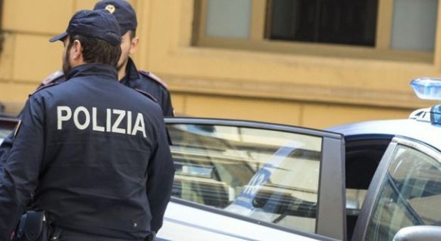 Roma, coltelli e droga in casa: arrestato 20enne a Torre Gaia