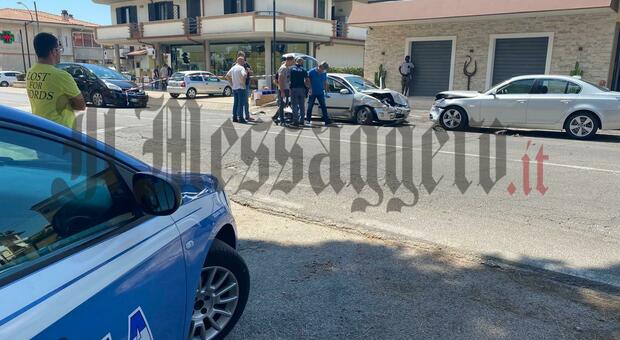 Banditi in fuga si schiantano contro un'auto di turisti: 4 feriti. Preso un rapinatore