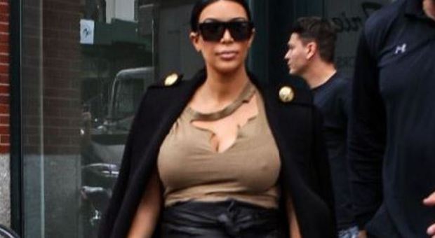 Kim Kardashian esuberante per la gravidanza non rinuncia a gonne strette di pelle e top lacerati