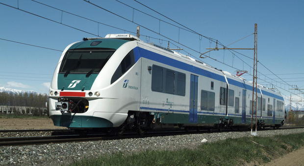 Cosenza, treno regionale deraglia in galleria: 11 contusi