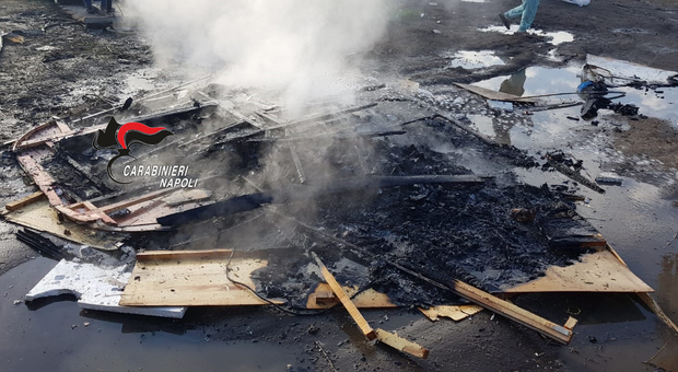Terra dei fuochi, 21enne incendia rifiuti nel campo rom: ai domiciliari