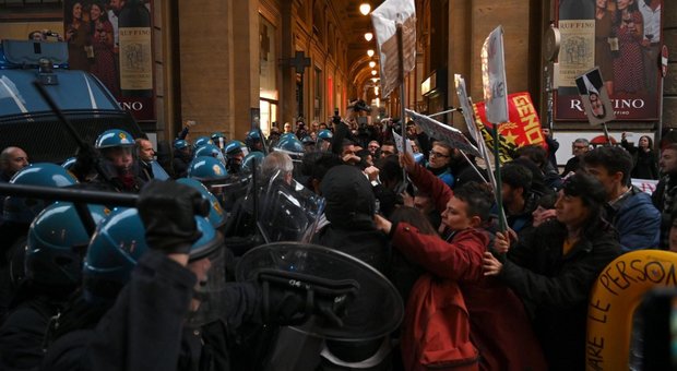 Firenze, proteste contro il comizio di Salvini: cariche della polizia Video