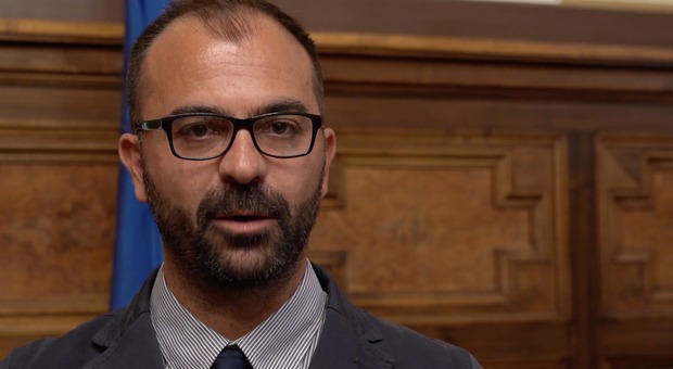 Il video del ministro Fioramonti: «Inaccettabile scuole non ricostruite all'Aquila»