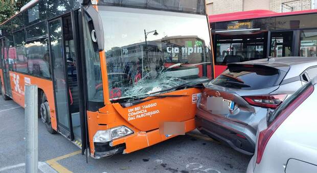 Ciampino, incidente vicino alla stazione: autobus si sfrena e danneggia due auto