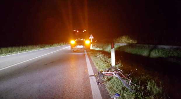 Ciclista travolto e ucciso da un Suv mentre attraversa la strada di notte