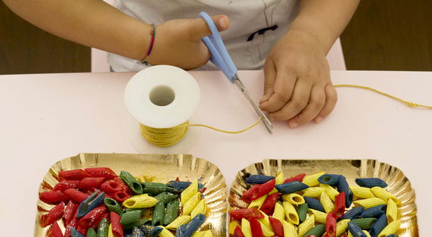 Collanine di pasta colorate e lezioni di pasticceria: il Comune in campo per i più piccoli