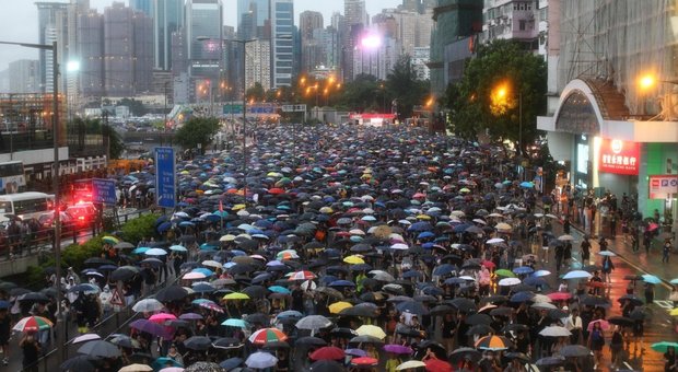 Manifestanti in piazza a Hong Kong