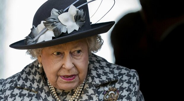 Il ritorno della regina Elisabetta: dopo il ricovero primi impegni ufficiali, ma in forma virtale