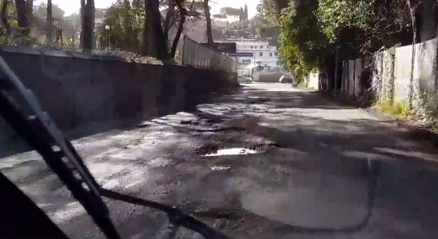 Roma, buche e asfalto che si sbriciola: «Sembra un rally, ma è solo la strada che faccio per andare al lavoro»
