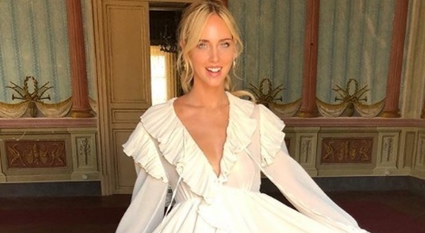 Matrimonio Ferragnez, Chiara Ferragni e il mistero dell'abito bianco su Instagram: è quello da sposa?