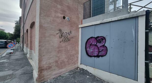 Macerata, sfregio all’ex Casa del custode. Graffiti anche dopo il restauro: «Una ferita per la collettività»